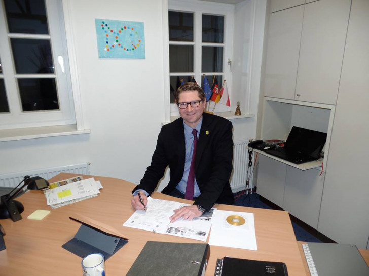 Sicktes Bürgermeister Marco Kelb an seinem Schreibtisch im Bürgermeisterbüro an der Bahnhofstraße. Foto: Hans-Lothar Köchy
