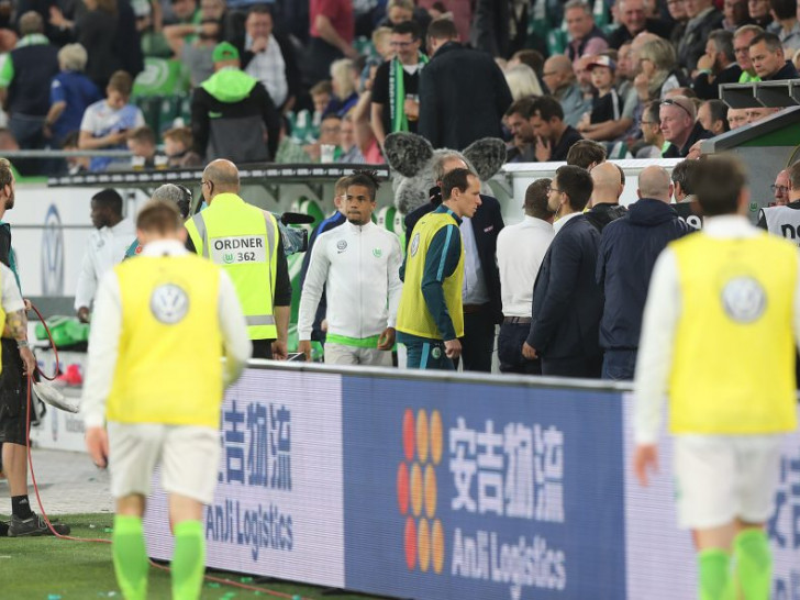 Daniel Didavis Blick sagt mehr als 1000 Worte: 30 Minuten Spielunterbrechung wegen eines schweren Unwetters. Foto: Agentur Hübner