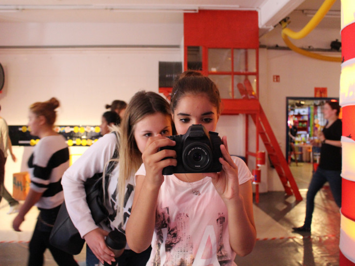 Die Kinder des talentCAMPus entdecken die Nachrichtenwelt im AHA-ERLEBNISmuseum. Fotos: Jan Borner
