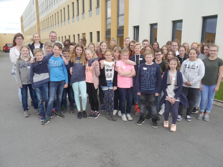 Pflegedirektor Jens Bosenick (hintere Reihe, Dritter von links) begrüßte 42 Schülerinnen und Schüler beim Zukunftstag im Helios Klinikum Gifhorn. Foto: Helios Klinikum Gifhorn