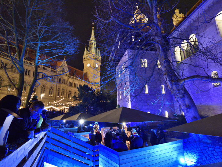 Stimmungsvoll beleuchtet sind die Weihnachtsmarkt-Flöße im historischen Burggraben ein außergewöhnlicher Blickfang. Foto: Braunschweig Stadtmarketing GmbH / Daniel Möller