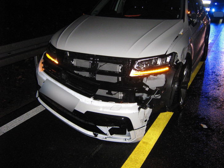 Das Auto wurde durch den Unfall schwer beschädigt.