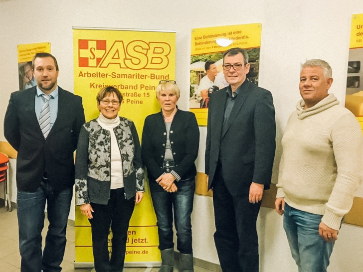 Mitglieder des Vorstand des ASB Peine Romec Manns, Christa Schmiedel, Eva Schlaugat und Matthias Möhle mit Geschäftsführer Enrico Leinichen. Foto: ASB Peine