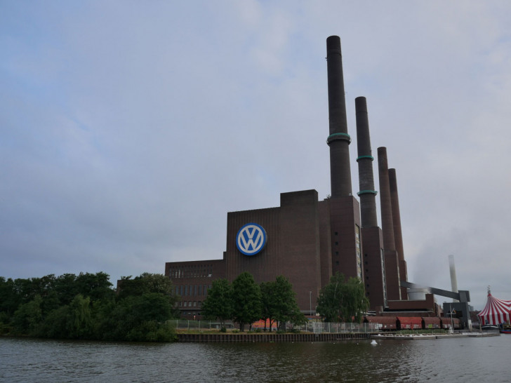 Bei Volkswagen in Wolfsburg laufen die Bänder weiter. (Symbolbild)