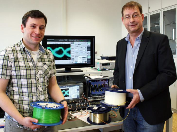 Freuen sich über die gespendeten Glasfasern der Opternus GmbH - Optische Spleiss- & Messtechnik (von links): Björn Ahrend, M. Eng. und Prof. Dr. Peter Stuwe am neuen Bitfehlerratenmessplatz im Labor für Optische Informationsübertragung der Ostfalia Hochschule. Foto: Ostfalia