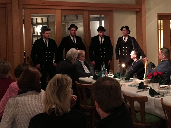 Die Wandergesellen hatten lustige Anekdoten im Gepäck. Foto: Dachdeckerinnung