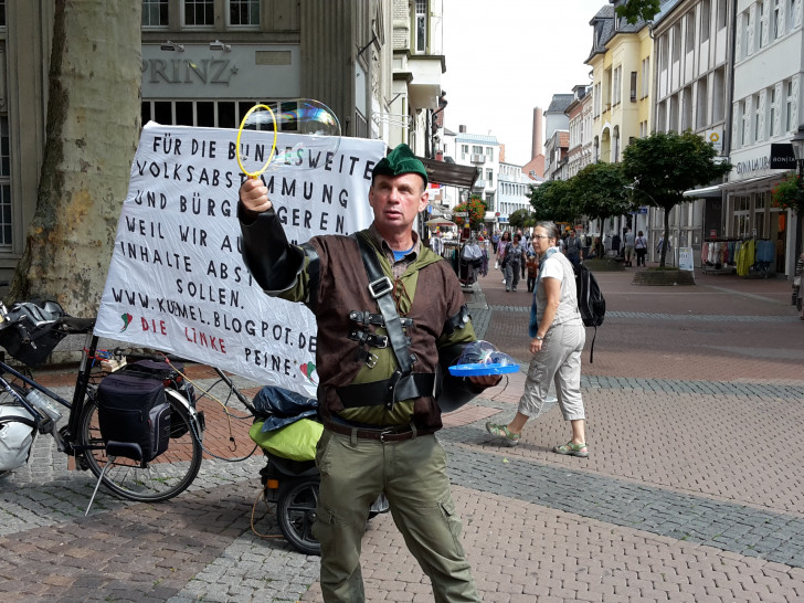 Im Robin Hood Kostüm und mit großen Seifenblasen wirbt Roland Kümel für mehr Demokratie. Foto: privat