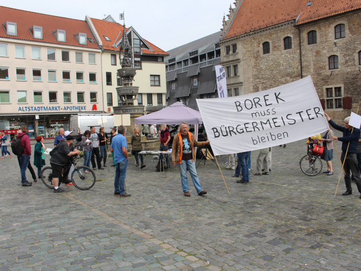 Auf dem Altstadtmarkt hatte die BIBS zu einer Kundgebung gegen die Verleihung der Ehrenbürgerwürde an Richard Borek aufgerufen. Fotos und Podcast: Alexander Dontscheff