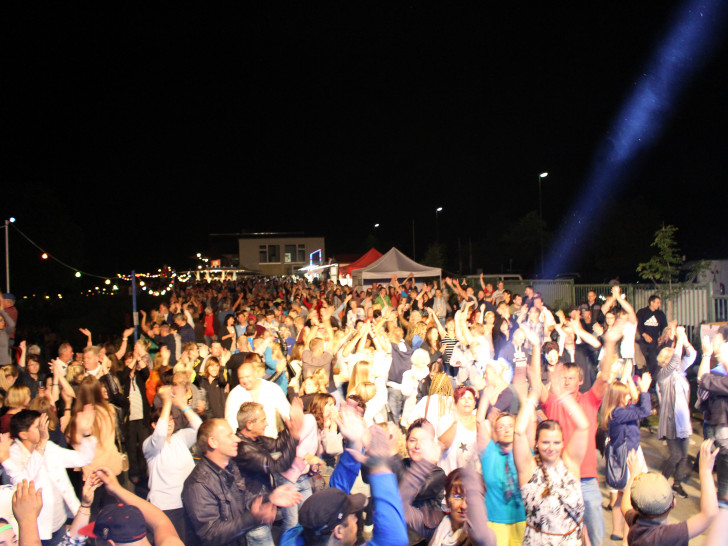 Mehrere Tausend Besucher feierten auch in diesem Jahr wieder am Fümmelsee das Sommer- und Lichterfest. Fotos: Jan Borner