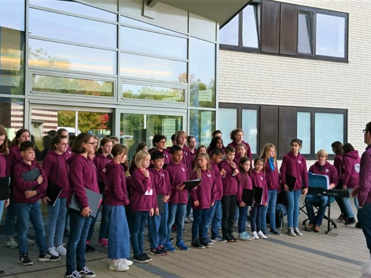 Die Sängerinnen und Sänger des KölnerKinderUni-Chores sorgten für eine willkommene Abwechslung im Städtischen Klinikum. Foto: Städtisches Klinikum Wolfenbüttel