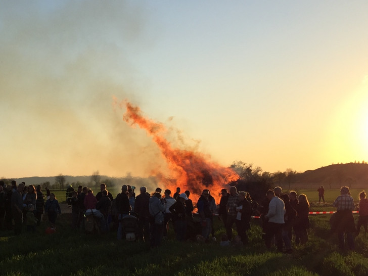 Bei bestem Wetter konnten die Gäste das Feuer genießen. Foto: Freiwillige Feuerwehr Wolfenbüttel