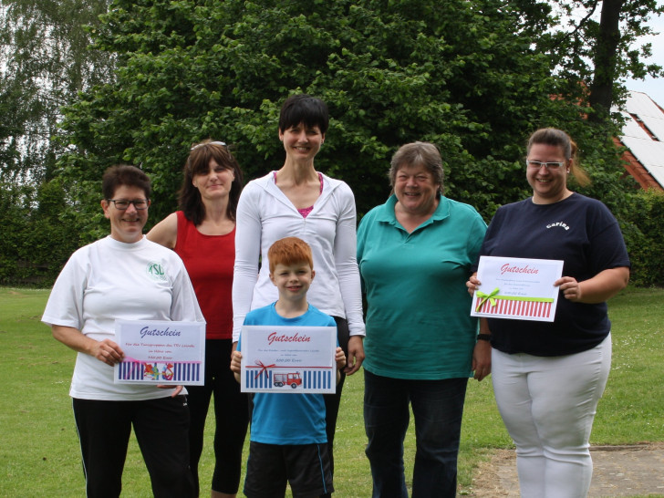 Kerstin Prediger und Christina Sandvoß (TSV Leinde), Susanne Kristovic und Sigrid Lindenberg (Organisatoren), Carina Rischke (Ortsrat Leinde) Vorne: Jim Gafka (Kinderfeuerwehr Leinde). Foto: