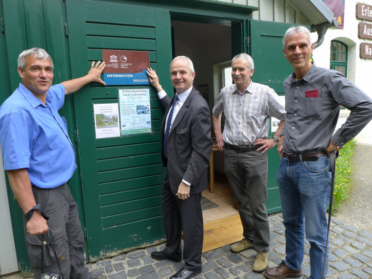 Nationalparkhausleiter Thomas Appel (von links), Landrat Thomas Brych, Bürgermeister Stefan Grote und Nationalparkleiter Andreas Pusch freuen sich über die Auszeichnung des Nationalparkhauses St. Andreasberg. (Foto: Isabel Reuter/RVH)