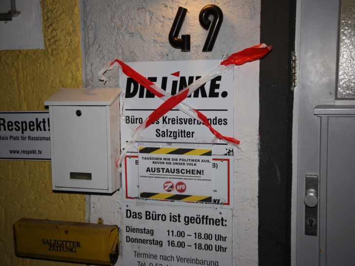 Am Freitag wurden an einigen Parteibüros Plakate aufgehängt. Die Fraktionen fanden die Aktion nicht so lustig. Foto: Rudolf Karliczek
