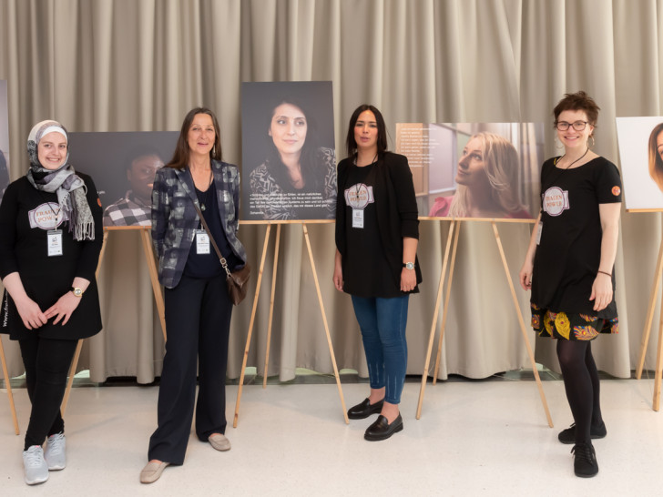 Hinab Alzeer, Heike Wolters Wrabe, Majda Lamssyeh und Madeleine Martin präsentieren ihre Ausstellung „Demokratie zeigt Gesicht“. Fotos: Tanja Bischoff