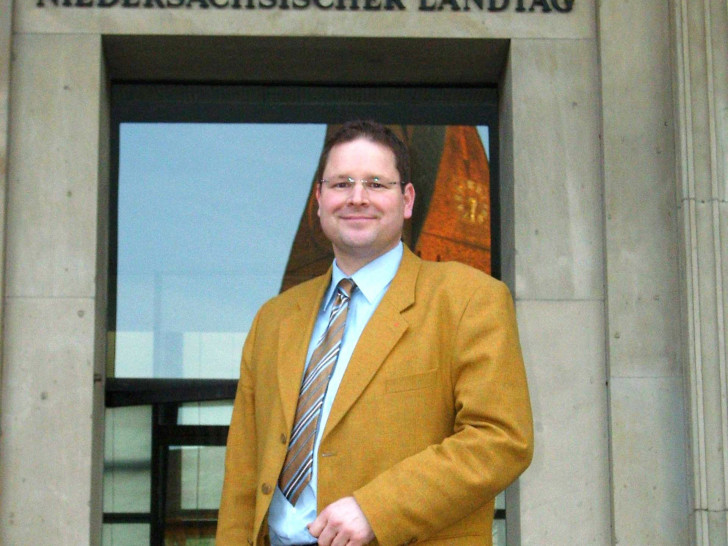 Marcus Bosse vor dem Niedersächsischen Landtag. Foto: Privat
