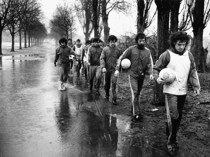 Training Ende der 1970er Jahre. Selbst Stars wie Paul Breitner bekamen da mal nasse Füße. Wir sprachen mit Dietmar Erler (2.v.r.) über die "Guten Alten Zeiten". 