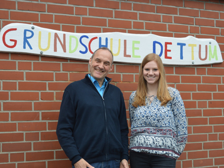 Schulleiter Günther Kampen mit Lina Steinke. Foto: Richert