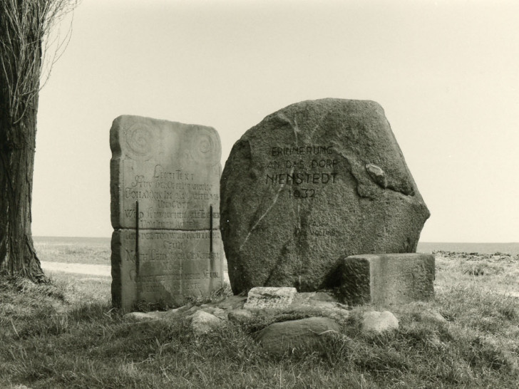 Erinnerungsstein an den wüst gefallenen Ort Nienstedt. Foto: Stadtarchiv