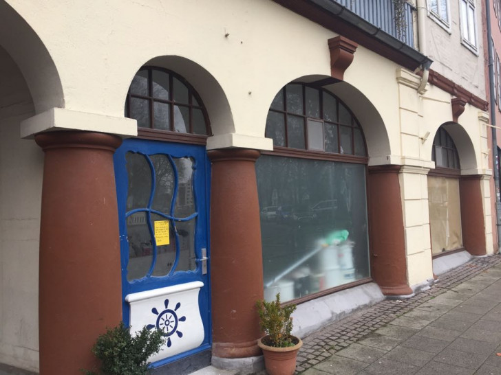 Am Herzogtore soll bald ein neues Café eröffnen. Der Eigentümer verfasste nun ein Schreiben an Hundebesitzer. Fotos: Anke Donner