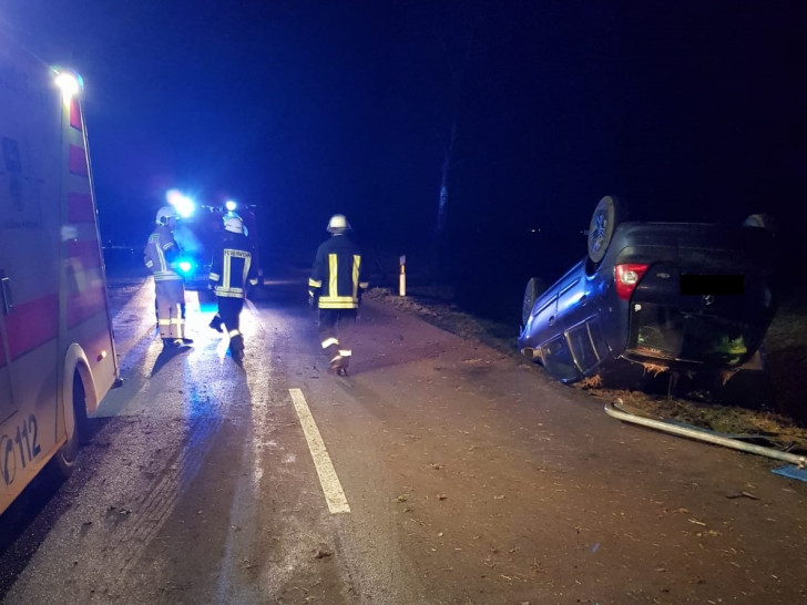Am frühen Morgen kam es zu einem Verkehrsunfall auf der K 41 in Richtung Papenrode. Fotos: Samtgemeinde Velpke