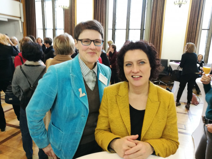 Die Gleichstellungsbeauftragte der Stadt Braunschweig, Marion Lenz, und die Niedersächsische Ministerin für Soziales, Gesundheit und Gleichstellung, Dr. Carola Reimann, tauschen sich über Gleichstellungsthemen aus. Foto: Gleichstellungsreferat Stadt Braunschweig

