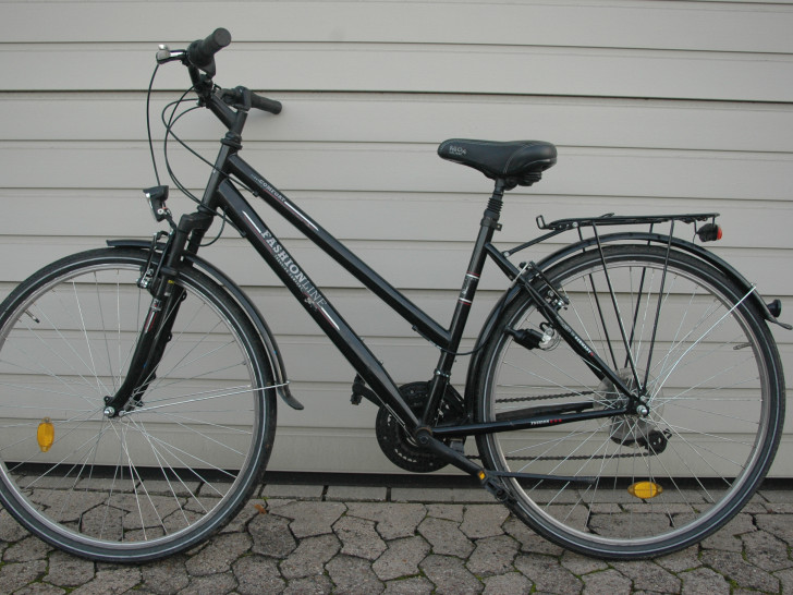 Eines der drei gefundenen Fahrräder, bei denen es sich wahrscheinlich um Diebesgut handelt. Foto: Polizei