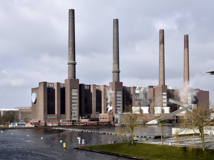 Es ist vorgesehen, im sogenannten „Heizkraftwerk Nord/Süd", einer Art Wahrzeichen des Werks Wolfsburg, die Kohlekessel durch eine Gas- und Dampfturbinenanlage (GuD-Anlage) und drei Heißwasser-Kessel zu zu ersetzt. Fotos. Volkswagen