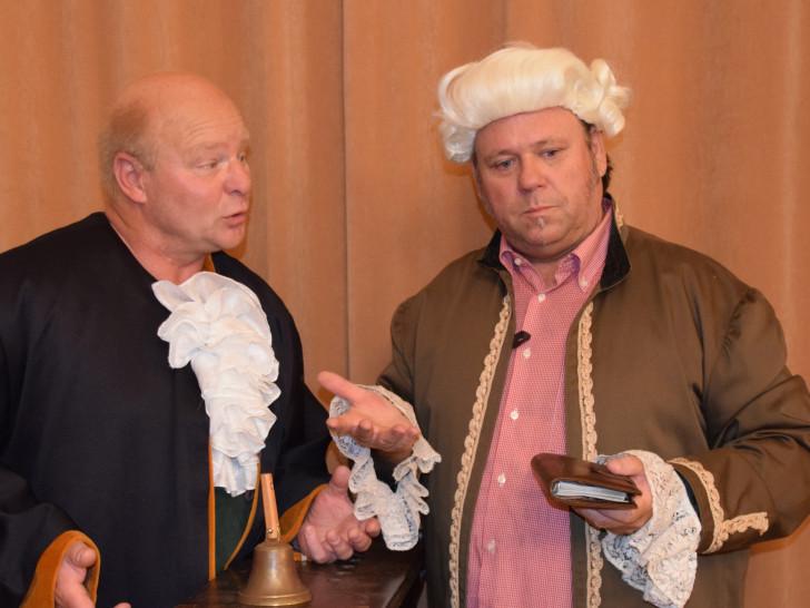  Richter Adam (Harald Leonhardt) ist nicht sehr erbaut über den Besuch von Gerichtsrat Walter (Karsten Brunke), der sich über die Rechtspflege auf dem Lande erkundigt 