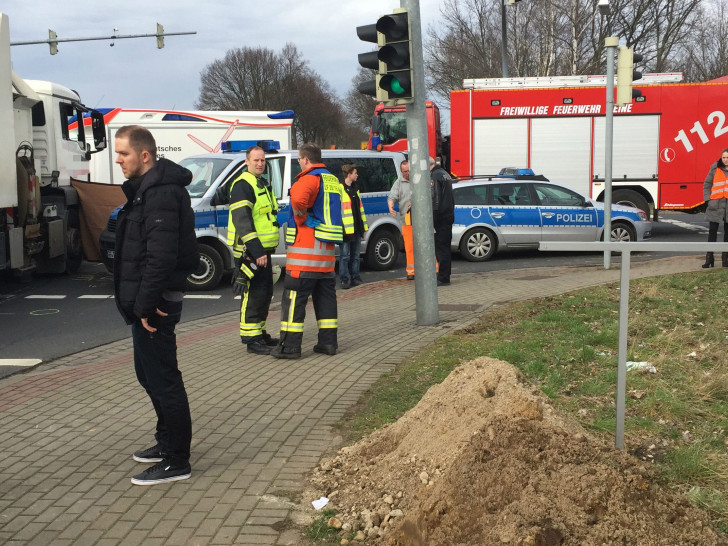Bei einem tragischen Unfall auf der B4 in Meine wurde ein junger Mann vom LKW überfahren. Fotos: Bernd Dukiewitz