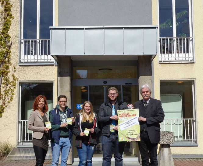 von rechts nach links: Kreisbaurat Wolfgang Gemba, Marvin Sündermann, Constanze Böttcher und Marvin Lehrmann von der Propsteijugend Vechelde, Cordula Heimburg vom Immobilienwirtschaftsbetrieb. Foto: Privat