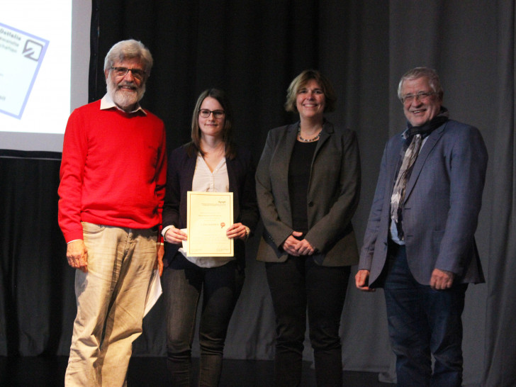 Poster-Preisverleihung (von links): Prof. Dr. Theo Klauß (Heidelberg), Jasmin Aust, Prof. Dr. Sandra Verena Müller  (beide Ostfalia, Wolfenbüttel) und Prof. Dr. Michael Seidel (Bielefeld) Foto: Ostfalia