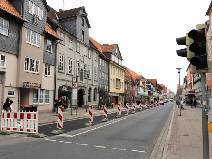 Auf der Breiten Herzogstraße in Wolfenbüttel werden offenbar bereits Vorkehrungen für die Installation von Kfz-Erfassungsdetektoren getroffen. Foto: Werner Heise