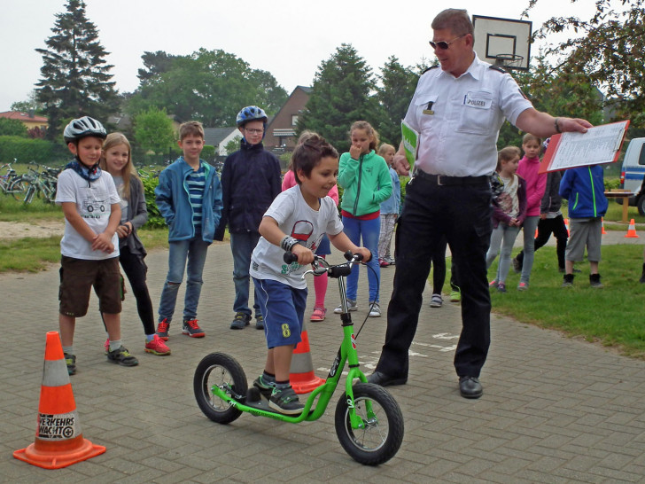 In der Grundschule Lehre wird während des Verkehrssicherheitstages auch ein Rollerparcours angeboten. Foto: Achim Klaffehn