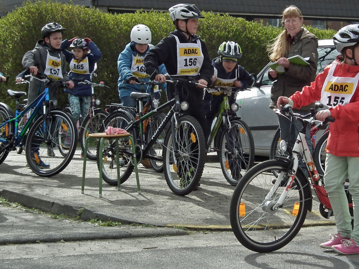 Die Radfahrprüfung findet jährlich im Umfeld der Grundschule statt. Archivfoto: Verkehrswacht