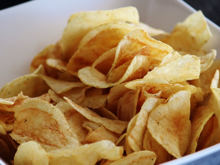 Die Täter erbeuteten mehrere Tonnen Kartoffelchips. Symbolbild: Pixabay