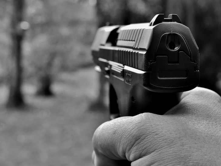 Die Polizei konnte Munition und eine Waffe finden. Symbolbild: Pixabay