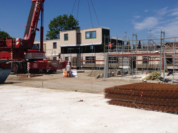 Der Kran montiert die neuen Wohnmodule. Foto: Stadt Wolfsburg