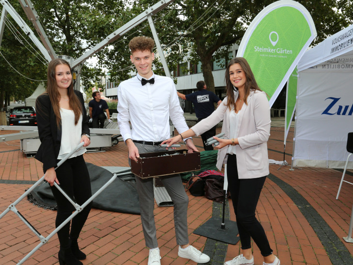 Die drei neuen VWI-Auszubildenden Lara Volling, Tim Gutsmann und Katharina Weber packten gleich mit an. Foto: VWI