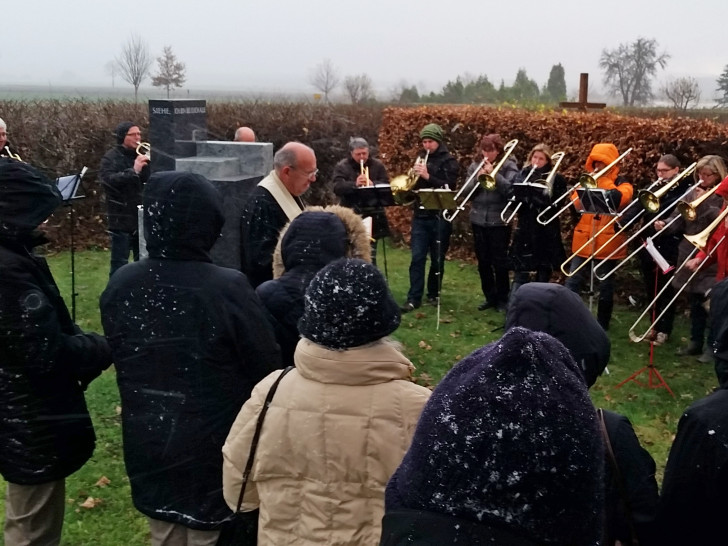 Weihe des Urnenfeldes in Börßum. Foto: Privat
