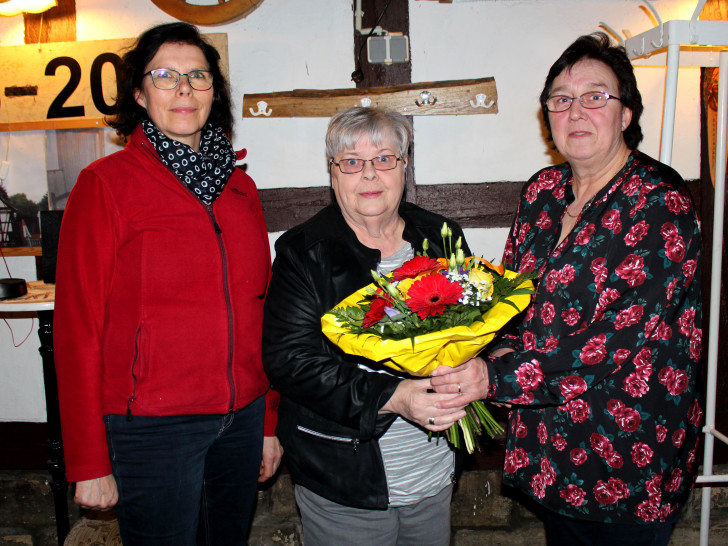Die 2. DRK- Vorsitzende Dorit Angerstein, Elvira Nimmich, Vorsitzende Petra Kausch (v. li.). Foto: Bernd-Uwe Meyer