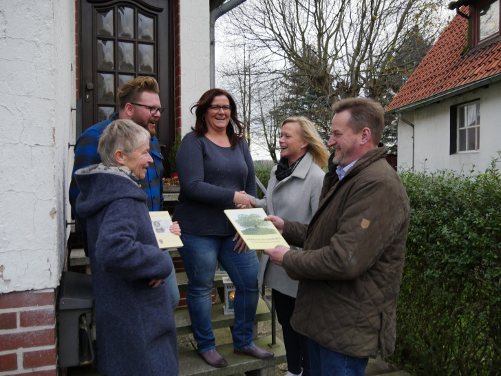 Neubürger erhalten in Evessen nun eine Begrüßungsmappe. Foto: Kreiser