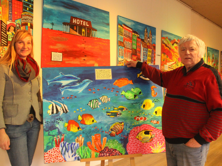 Walburga Schmidt und Dieter Potthoff zeigen die Ausstellung, die ab dem 6. Januar im Schmidt-Terminal zu sehen sein wird. Fotos: Anke Donner 