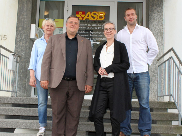 Eva Schlaugat (ASB Landesvorstand), Andreas Thrun (Geschäftsführer), Nela Bode (Geschäftsführerin), Romec Manns (Vorstand ASB Peine) (v. li.). Foto: ASB Kreisverband Peine