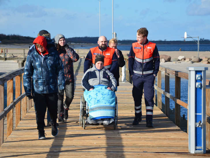 Die Wolfsburger Malteser erfüllen schwerkranken Patienten Herzenswünsche; dieses Mal ein Tag an der See. Fotos: Malteser Wolfsburg