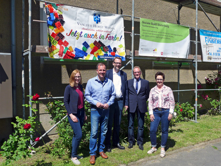 v.l.: Maxi Marie Simgen, Quartiersmanagement, Christian Striese, Ortsbürgermeister, Stadtbaurat Michael Tacke, Dr. Holger Müller, Van der Horst, und Martina Hänsch, Referat für Stadtumbau und Soziale Stadt, vor einer der Häuser, bei denen die Sanierung im Rahmen des Städtebauförderungsprogramms Soziale Stadt Steterburg schon begonnen hat. Foto: Stadt Salzgitter