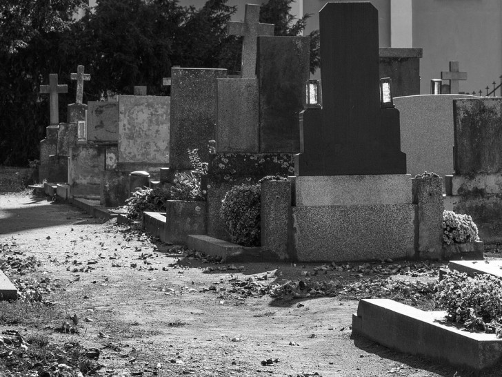 Ab 2. Mai wird die Standfestigkeit der Grabsteine auf den städtischen Friedhöfen überprüft. Symbolbild: pixabay