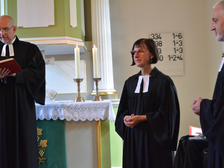 Superintendent Dr. Volker Menke führte die beiden Seelsorger in ihr neues Amt ein. Foto: Evangelisch-Lutherischer Kirchenkreis Peine.