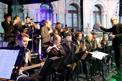 Die Big-Band der Städtischen Musikschule spielt auf dem Jubiläumsfest 10 Jahre Kultur im Schloss. Foto: Stadt Braunschweig / Daniela Nielsen 

