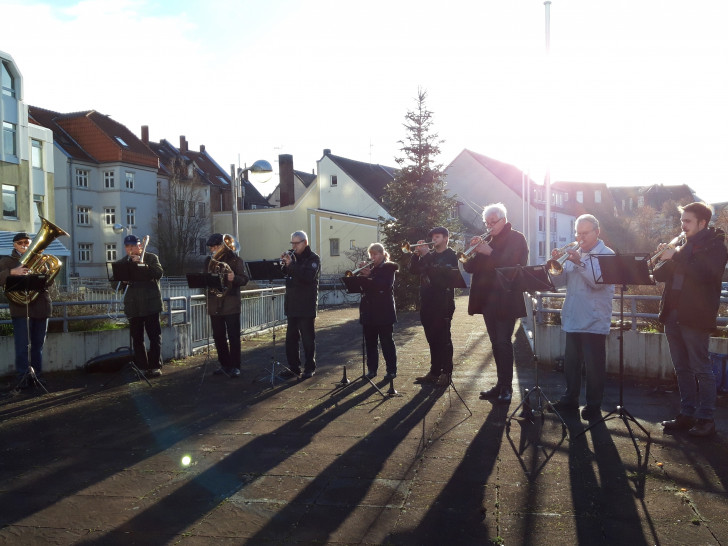 Die Blaskapelle tritt in der Weihnachtszeit traditionell vor den Kreishäusern in Peine auf.

Foto: Landkreis Peine